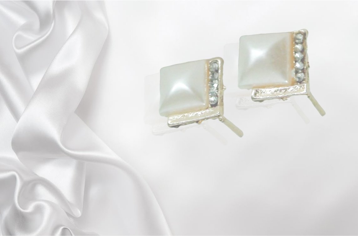 Exquisite Pearl Necklace Features A Stunning Square Pendant Embedded With Shimmering Zircon Stone - Image 2
